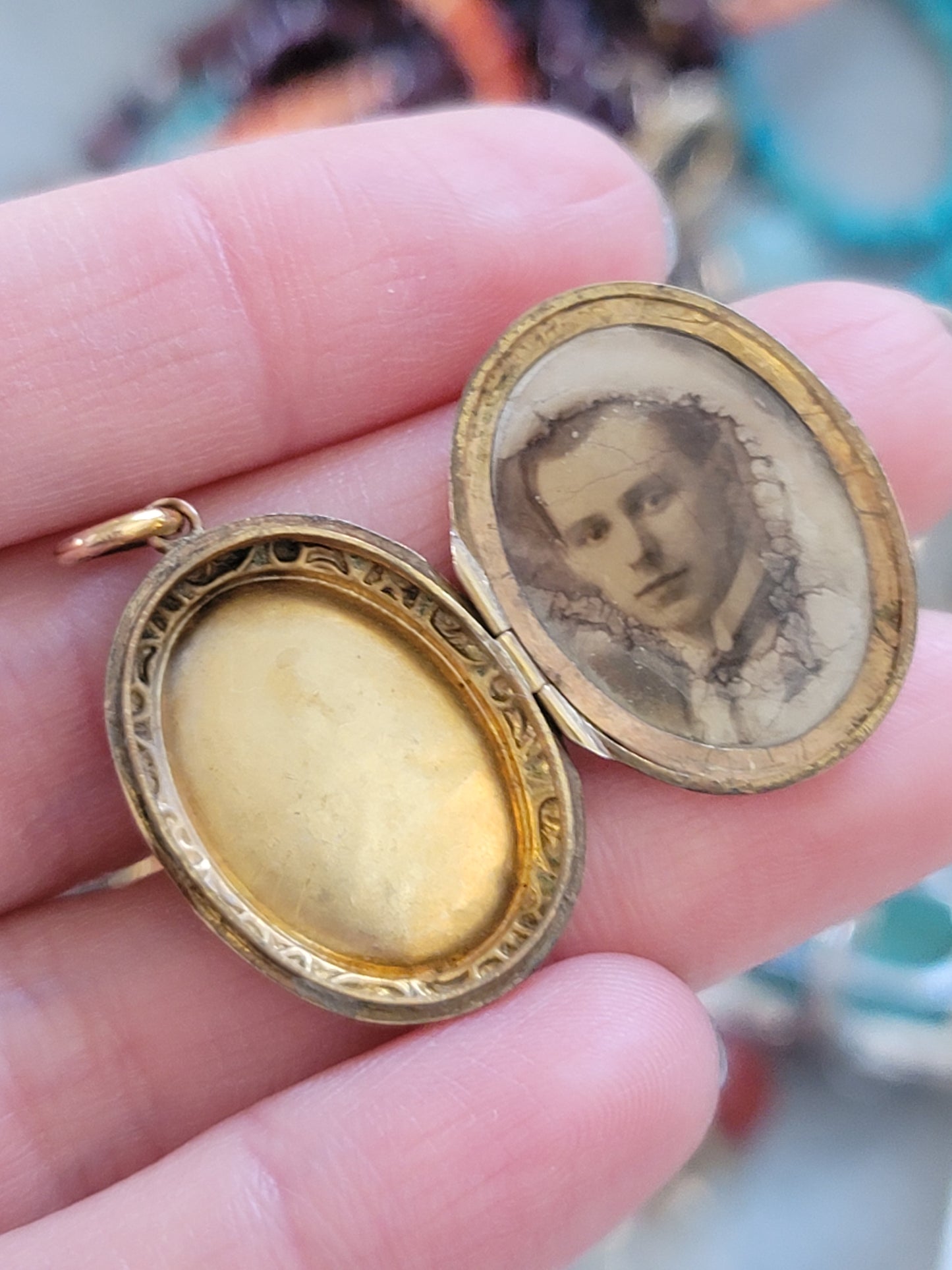 9ct gold swallow locket